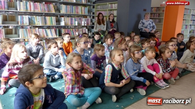 Zdjęcie w galerii na portalu naszraciborz.pl: Spotkania z Jolantą Reisch-Klose w bibliotece wiadomości z regionu