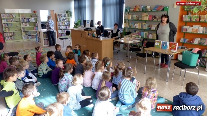 Zdjęcie w galerii na portalu naszraciborz.pl: Spotkania z Jolantą Reisch-Klose w bibliotece wiadomości z regionu