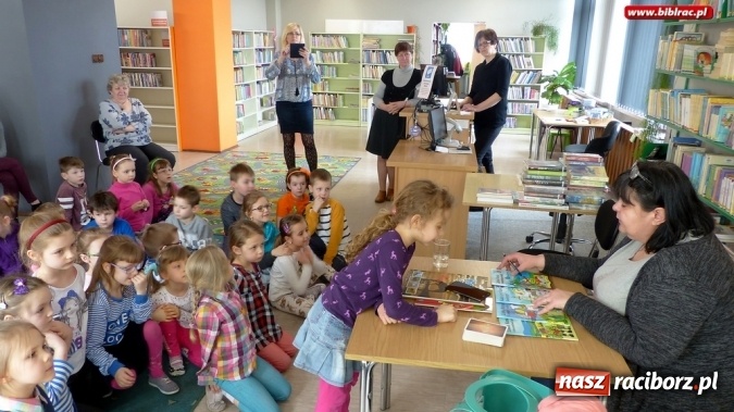 Zdjęcie w galerii na portalu naszraciborz.pl: Spotkania z Jolantą Reisch-Klose w bibliotece wiadomości z regionu