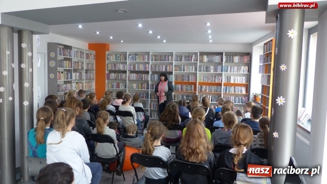 Zdjęcie w galerii na portalu naszraciborz.pl: Spotkania z Jolantą Reisch-Klose w bibliotece wiadomości z regionu