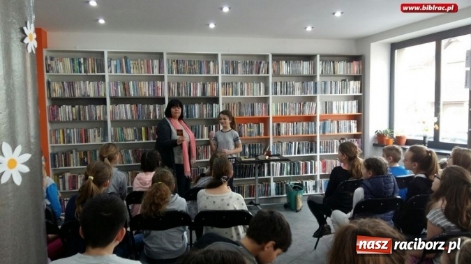Zdjęcie w galerii na portalu naszraciborz.pl: Spotkania z Jolantą Reisch-Klose w bibliotece wiadomości z regionu