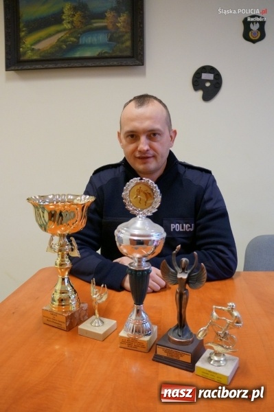 Zdjęcie w galerii na portalu naszraciborz.pl: Młodszy aspirant Marcin Wr&oacute;blewski - raciborski dzielnicowy z pasją wiadomości z regionu