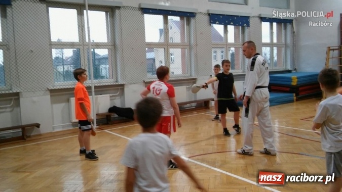 Zdjęcie w galerii na portalu naszraciborz.pl: Młodszy aspirant Marcin Wr&oacute;blewski - raciborski dzielnicowy z pasją wiadomości z regionu