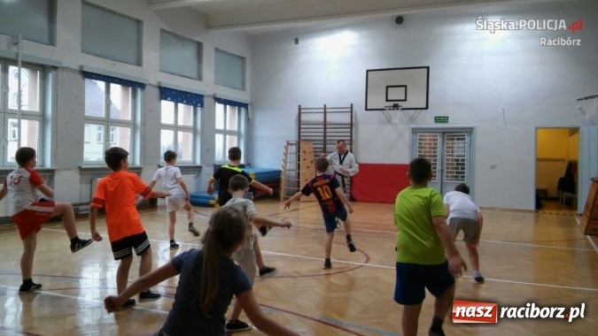 Zdjęcie w galerii na portalu naszraciborz.pl: Młodszy aspirant Marcin Wr&oacute;blewski - raciborski dzielnicowy z pasją wiadomości z regionu