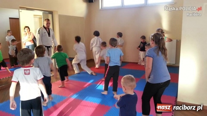 Zdjęcie w galerii na portalu naszraciborz.pl: Młodszy aspirant Marcin Wr&oacute;blewski - raciborski dzielnicowy z pasją wiadomości z regionu