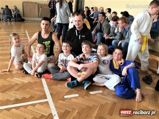 Zdjęcie w galerii na portalu naszraciborz.pl: Młodszy aspirant Marcin Wr&oacute;blewski - raciborski dzielnicowy z pasją wiadomości z regionu