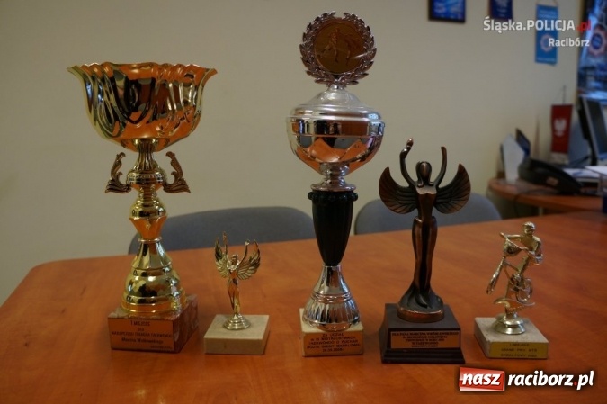 Zdjęcie w galerii na portalu naszraciborz.pl: Młodszy aspirant Marcin Wr&oacute;blewski - raciborski dzielnicowy z pasją wiadomości z regionu