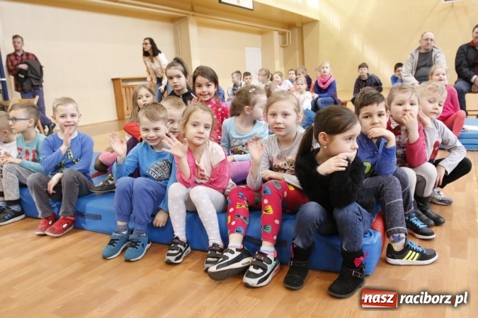 Zdjęcie w galerii na portalu naszraciborz.pl: Gala dla przedszkolaków w ZSOMS wiadomości z regionu