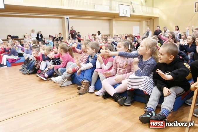 Zdjęcie w galerii na portalu naszraciborz.pl: Gala dla przedszkolaków w ZSOMS wiadomości z regionu