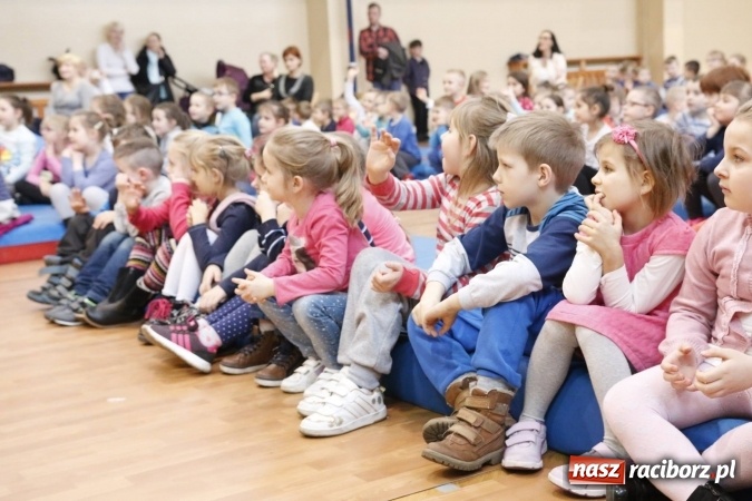 Zdjęcie w galerii na portalu naszraciborz.pl: Gala dla przedszkolaków w ZSOMS wiadomości z regionu