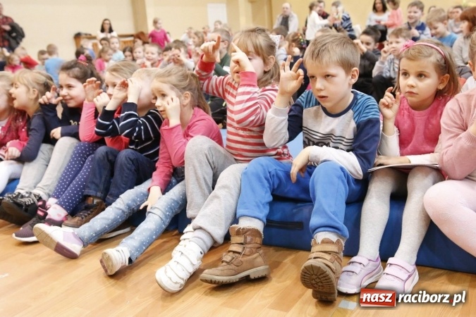 Zdjęcie w galerii na portalu naszraciborz.pl: Gala dla przedszkolaków w ZSOMS wiadomości z regionu