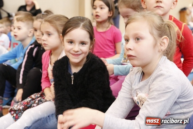 Zdjęcie w galerii na portalu naszraciborz.pl: Gala dla przedszkolaków w ZSOMS wiadomości z regionu