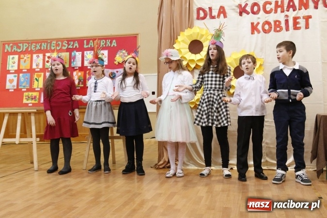 Zdjęcie w galerii na portalu naszraciborz.pl: Gala dla przedszkolaków w ZSOMS wiadomości z regionu