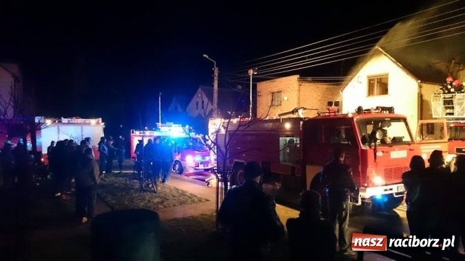 Zdjęcie w galerii na portalu naszraciborz.pl: Pożar domu przy ul. Głównej w Tworkowie. Mieszkała tu samotna staruszka FOTO i WIDEO wiadomości z regionu