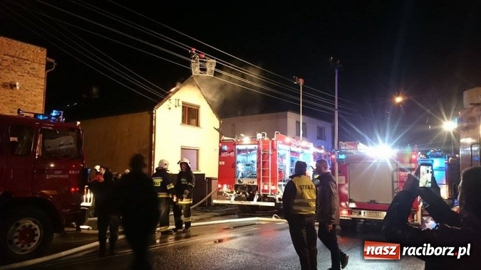 Zdjęcie w galerii na portalu naszraciborz.pl: Pożar domu przy ul. Głównej w Tworkowie. Mieszkała tu samotna staruszka FOTO i WIDEO wiadomości z regionu
