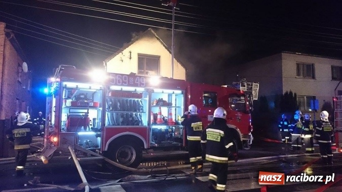 Zdjęcie w galerii na portalu naszraciborz.pl: Pożar domu przy ul. Głównej w Tworkowie. Mieszkała tu samotna staruszka FOTO i WIDEO wiadomości z regionu