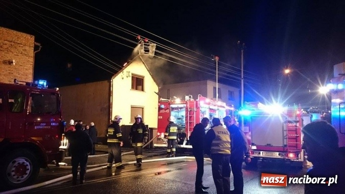 Zdjęcie w galerii na portalu naszraciborz.pl: Pożar domu przy ul. Głównej w Tworkowie. Mieszkała tu samotna staruszka FOTO i WIDEO wiadomości z regionu