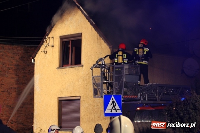 Zdjęcie w galerii na portalu naszraciborz.pl: Pożar domu przy ul. Głównej w Tworkowie. Mieszkała tu samotna staruszka FOTO i WIDEO wiadomości z regionu