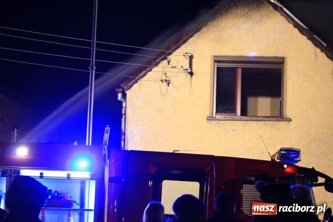 Zdjęcie w galerii na portalu naszraciborz.pl: Pożar domu przy ul. Głównej w Tworkowie. Mieszkała tu samotna staruszka FOTO i WIDEO wiadomości z regionu