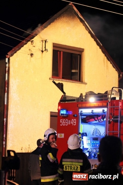 Zdjęcie w galerii na portalu naszraciborz.pl: Pożar domu przy ul. Głównej w Tworkowie. Mieszkała tu samotna staruszka FOTO i WIDEO wiadomości z regionu