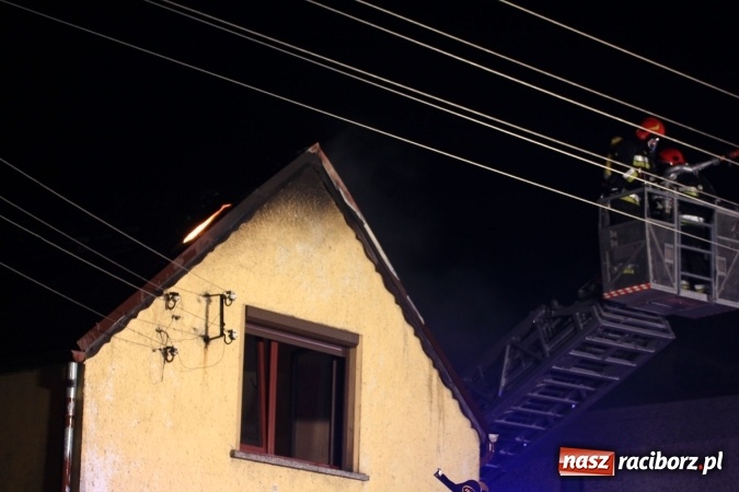 Zdjęcie w galerii na portalu naszraciborz.pl: Pożar domu przy ul. Głównej w Tworkowie. Mieszkała tu samotna staruszka FOTO i WIDEO wiadomości z regionu