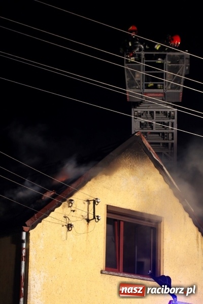 Zdjęcie w galerii na portalu naszraciborz.pl: Pożar domu przy ul. Głównej w Tworkowie. Mieszkała tu samotna staruszka FOTO i WIDEO wiadomości z regionu