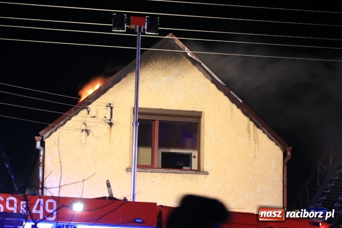 Zdjęcie w galerii na portalu naszraciborz.pl: Pożar domu przy ul. Głównej w Tworkowie. Mieszkała tu samotna staruszka FOTO i WIDEO wiadomości z regionu