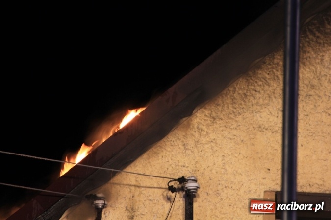 Zdjęcie w galerii na portalu naszraciborz.pl: Pożar domu przy ul. Głównej w Tworkowie. Mieszkała tu samotna staruszka FOTO i WIDEO wiadomości z regionu