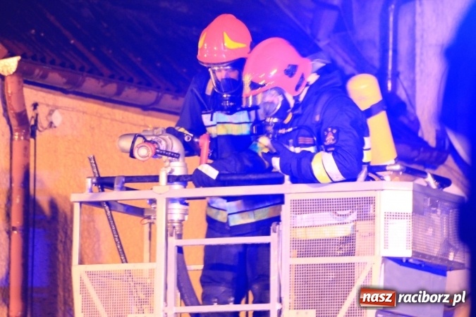 Zdjęcie w galerii na portalu naszraciborz.pl: Pożar domu przy ul. Głównej w Tworkowie. Mieszkała tu samotna staruszka FOTO i WIDEO wiadomości z regionu