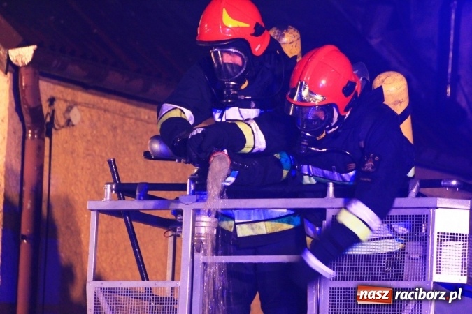 Zdjęcie w galerii na portalu naszraciborz.pl: Pożar domu przy ul. Głównej w Tworkowie. Mieszkała tu samotna staruszka FOTO i WIDEO wiadomości z regionu