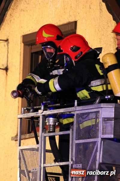 Zdjęcie w galerii na portalu naszraciborz.pl: Pożar domu przy ul. Głównej w Tworkowie. Mieszkała tu samotna staruszka FOTO i WIDEO wiadomości z regionu