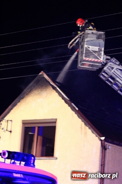 Zdjęcie w galerii na portalu naszraciborz.pl: Pożar domu przy ul. Głównej w Tworkowie. Mieszkała tu samotna staruszka FOTO i WIDEO wiadomości z regionu