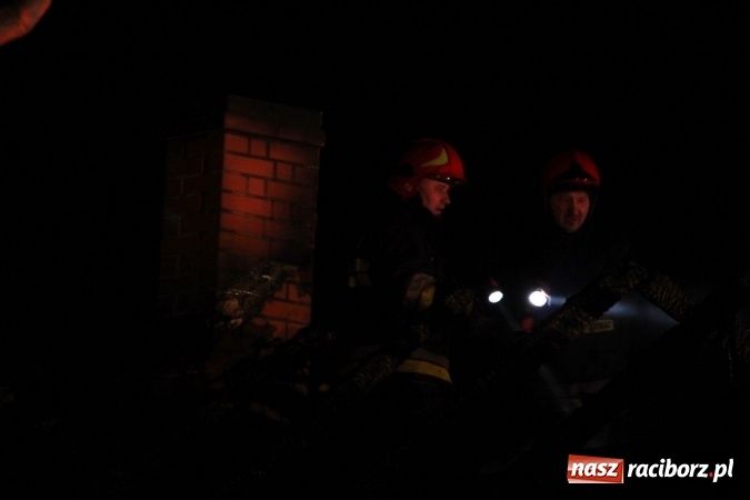 Zdjęcie w galerii na portalu naszraciborz.pl: Pożar domu przy ul. Głównej w Tworkowie. Mieszkała tu samotna staruszka FOTO i WIDEO wiadomości z regionu