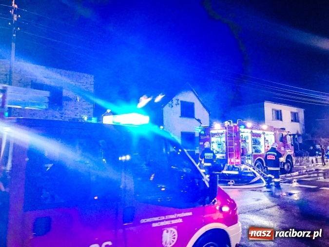 Zdjęcie w galerii na portalu naszraciborz.pl: Pożar domu przy ul. Głównej w Tworkowie. Mieszkała tu samotna staruszka FOTO i WIDEO wiadomości z regionu