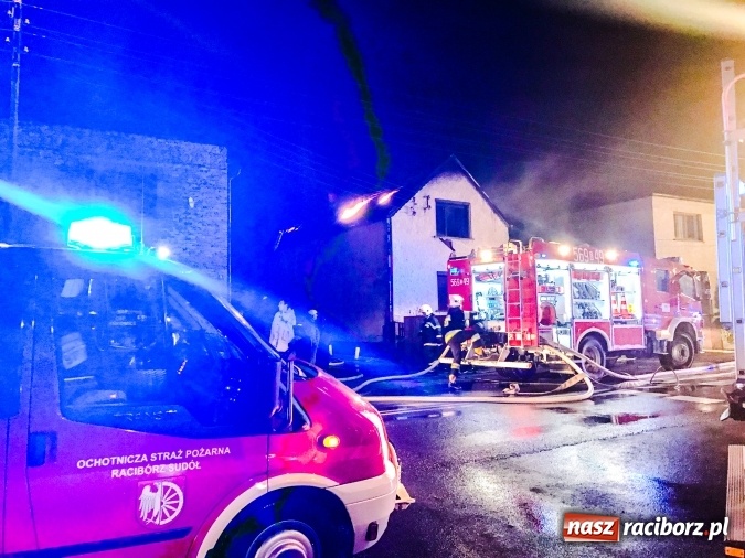 Zdjęcie w galerii na portalu naszraciborz.pl: Pożar domu przy ul. Głównej w Tworkowie. Mieszkała tu samotna staruszka FOTO i WIDEO wiadomości z regionu