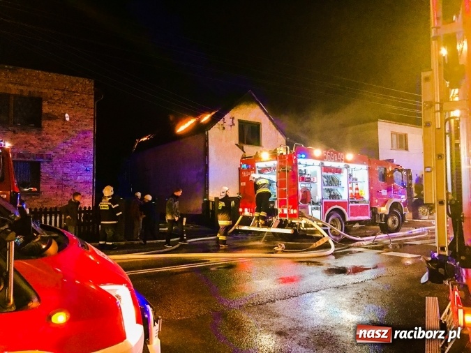 Zdjęcie w galerii na portalu naszraciborz.pl: Pożar domu przy ul. Głównej w Tworkowie. Mieszkała tu samotna staruszka FOTO i WIDEO wiadomości z regionu