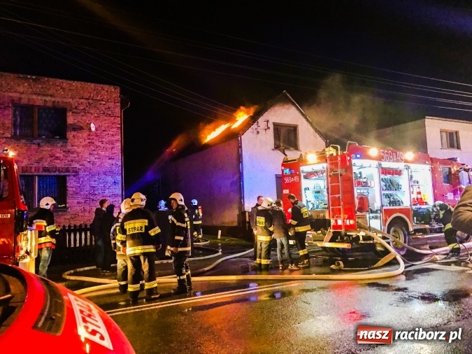 Zdjęcie w galerii na portalu naszraciborz.pl: Pożar domu przy ul. Głównej w Tworkowie. Mieszkała tu samotna staruszka FOTO i WIDEO wiadomości z regionu