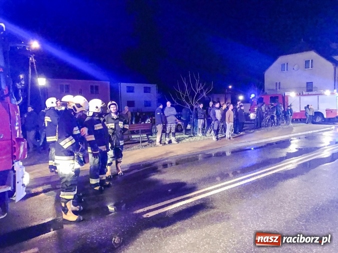 Zdjęcie w galerii na portalu naszraciborz.pl: Pożar domu przy ul. Głównej w Tworkowie. Mieszkała tu samotna staruszka FOTO i WIDEO wiadomości z regionu