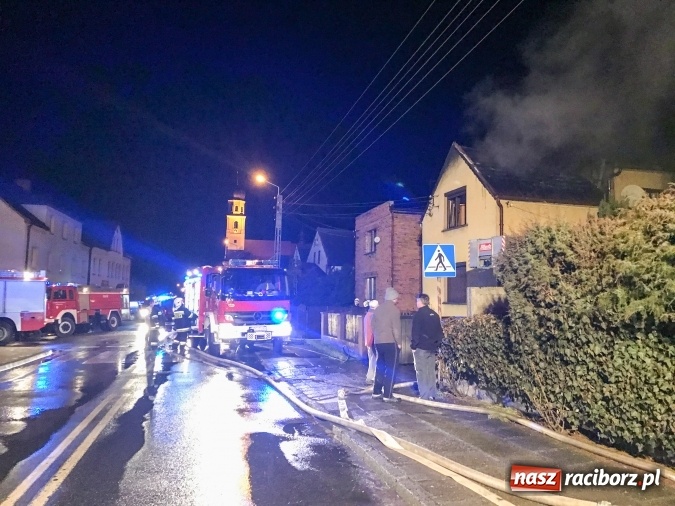 Zdjęcie w galerii na portalu naszraciborz.pl: Pożar domu przy ul. Głównej w Tworkowie. Mieszkała tu samotna staruszka FOTO i WIDEO wiadomości z regionu