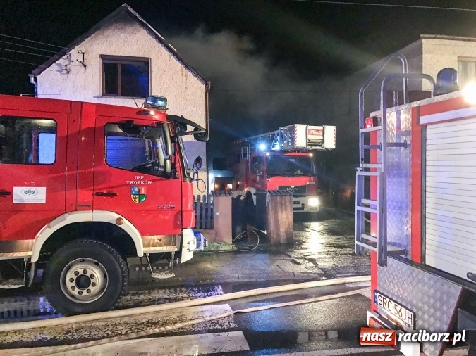 Zdjęcie w galerii na portalu naszraciborz.pl: Pożar domu przy ul. Głównej w Tworkowie. Mieszkała tu samotna staruszka FOTO i WIDEO wiadomości z regionu