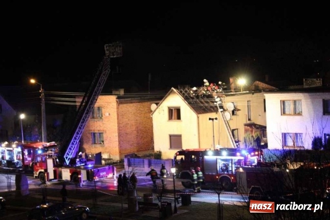 Zdjęcie w galerii na portalu naszraciborz.pl: Pożar domu przy ul. Głównej w Tworkowie. Mieszkała tu samotna staruszka FOTO i WIDEO wiadomości z regionu