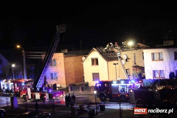 Zdjęcie w galerii na portalu naszraciborz.pl: Pożar domu przy ul. Głównej w Tworkowie. Mieszkała tu samotna staruszka FOTO i WIDEO wiadomości z regionu