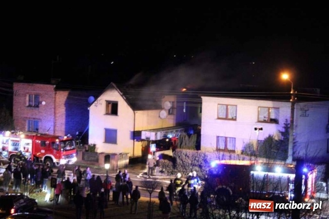 Zdjęcie w galerii na portalu naszraciborz.pl: Pożar domu przy ul. Głównej w Tworkowie. Mieszkała tu samotna staruszka FOTO i WIDEO wiadomości z regionu