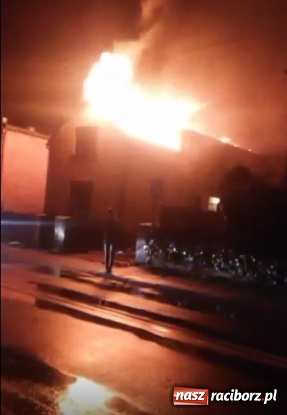 Zdjęcie w galerii na portalu naszraciborz.pl: Dach domu w Tworkowie cały stanął w ogniu. Tak to wyglądało na początku akcji WIDEO wiadomości z regionu