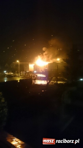 Zdjęcie w galerii na portalu naszraciborz.pl: Dach domu w Tworkowie cały stanął w ogniu. Tak to wyglądało na początku akcji WIDEO wiadomości z regionu