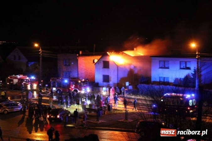 Zdjęcie w galerii na portalu naszraciborz.pl: Dach domu w Tworkowie cały stanął w ogniu. Tak to wyglądało na początku akcji WIDEO wiadomości z regionu