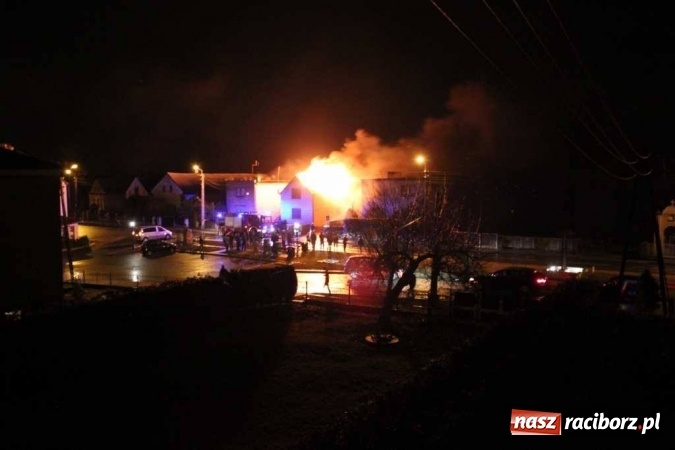 Zdjęcie w galerii na portalu naszraciborz.pl: Dach domu w Tworkowie cały stanął w ogniu. Tak to wyglądało na początku akcji WIDEO wiadomości z regionu