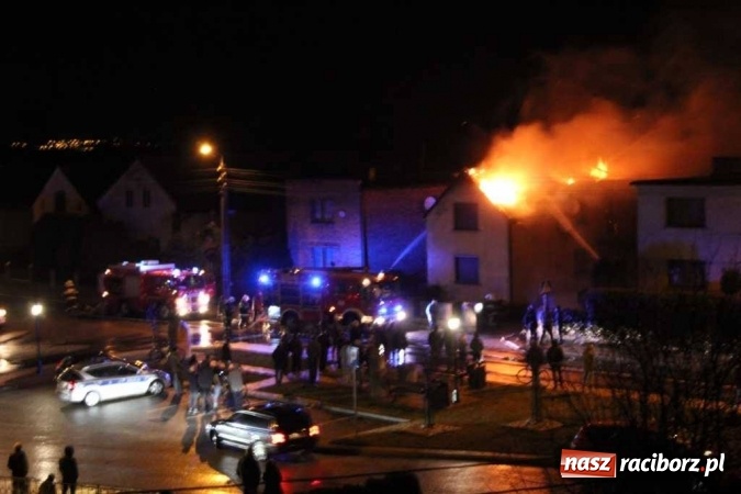Zdjęcie w galerii na portalu naszraciborz.pl: Dach domu w Tworkowie cały stanął w ogniu. Tak to wyglądało na początku akcji WIDEO wiadomości z regionu