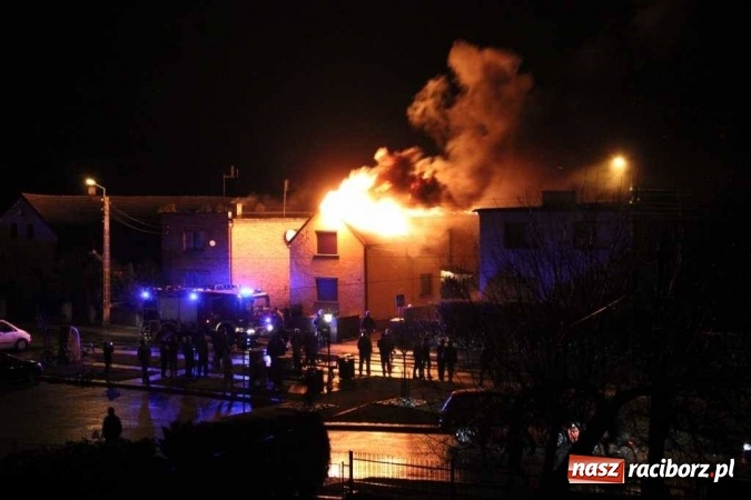 Zdjęcie w galerii na portalu naszraciborz.pl: Dach domu w Tworkowie cały stanął w ogniu. Tak to wyglądało na początku akcji WIDEO wiadomości z regionu