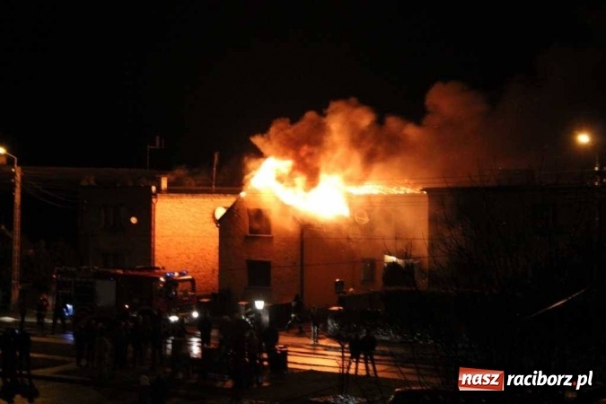 Zdjęcie w galerii na portalu naszraciborz.pl: Dach domu w Tworkowie cały stanął w ogniu. Tak to wyglądało na początku akcji WIDEO wiadomości z regionu